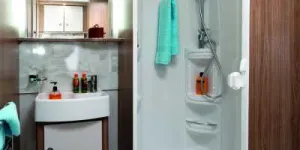 Plenty-of-towel-provision-including-a-hinge-down-hanger-in-the-shower-cubicle-95978