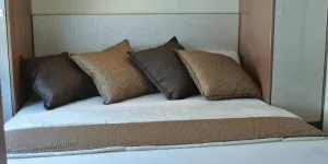 The-rear-island-bed-in-the-new-Burstner-Harmony-Line-TD-736-07082