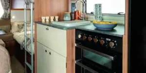 Lower-ktichen-strage-space-is-fine,72cm-wide-cabinet-and-a-deep-drawer-of-the-same-width-08020