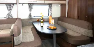 A-dining-area-for-four-04911