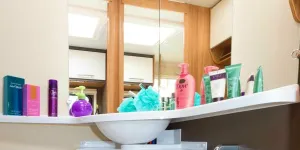 Lots-of-mirrors-in-the-little-room-08691
