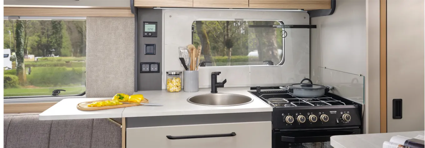 The kitchen inside the Bailey Phoenix Black 640