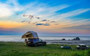Roof tent on the coast