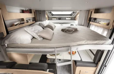 The bed inside the Giottivan Siena 396