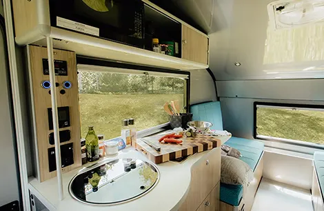 A spacious kitchen and lounge inside the Safari Condo Alto F1743 Expedition