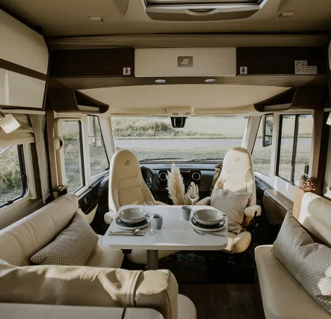Hymer B-Class MasterLine I 880 interior showing lounge