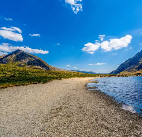 Shimmering Shores of Llyn Idwal Under a Clear Sky w Snowdonii