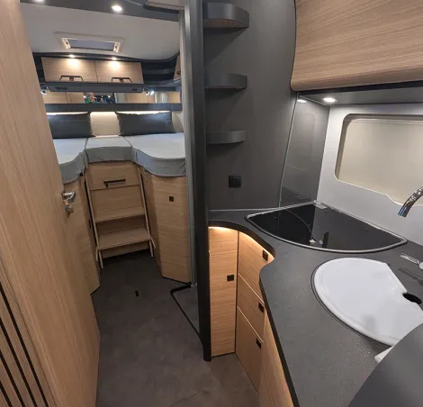 Malibu 470 RB-LE K Comfort kitchen and rear twin beds