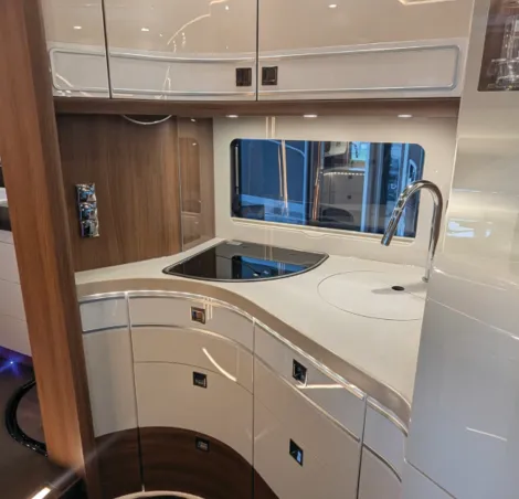 The kitchen inside the Carthago chic s-plus