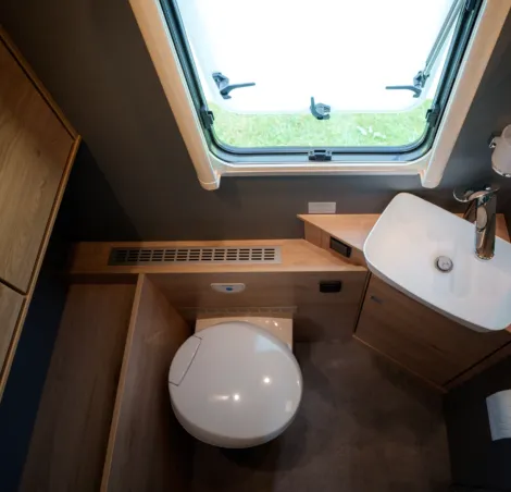 The washroom inside the Dethleffs XL Family I 7812