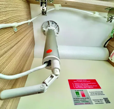 Aerial mast and adjustment handle