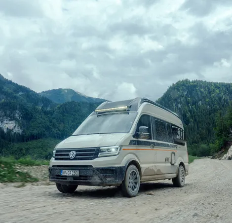 Carado CV595 driving on an unpaved road