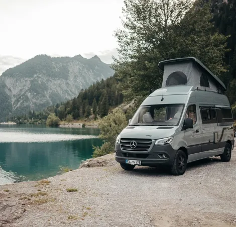 Hymer-Free-S-600-Campus-Campervan-Parked-at-Lake