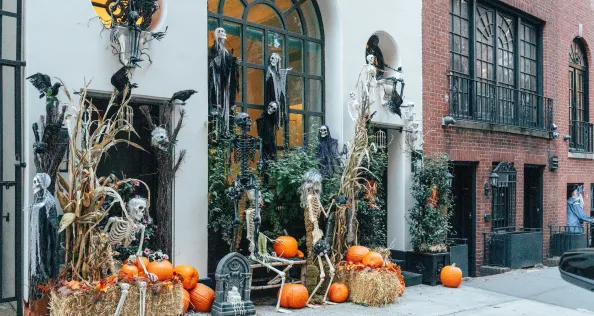 Kolorowe dekoracje Halloween z dyniami i szkieletami zdobią budynek w Upper East Side w Nowym Jorku. Świąteczna wystawa stwarza niezapomnianą atmosferę na okres świąteczny.
